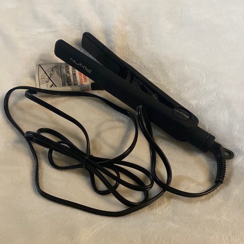 NuMe black straightener